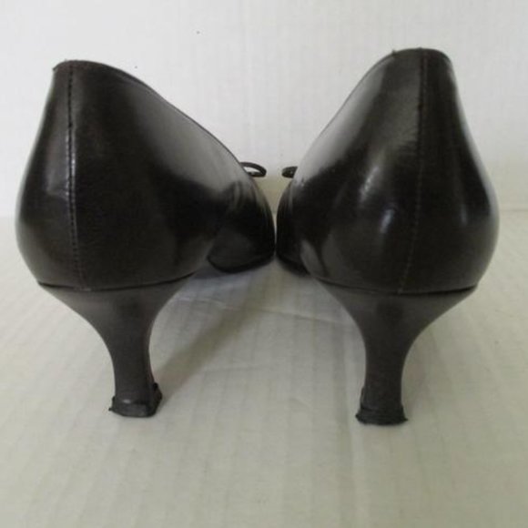 **Stuart Weitzman Brown Toe Bow Tie Pumps - Picture 4 of 7
